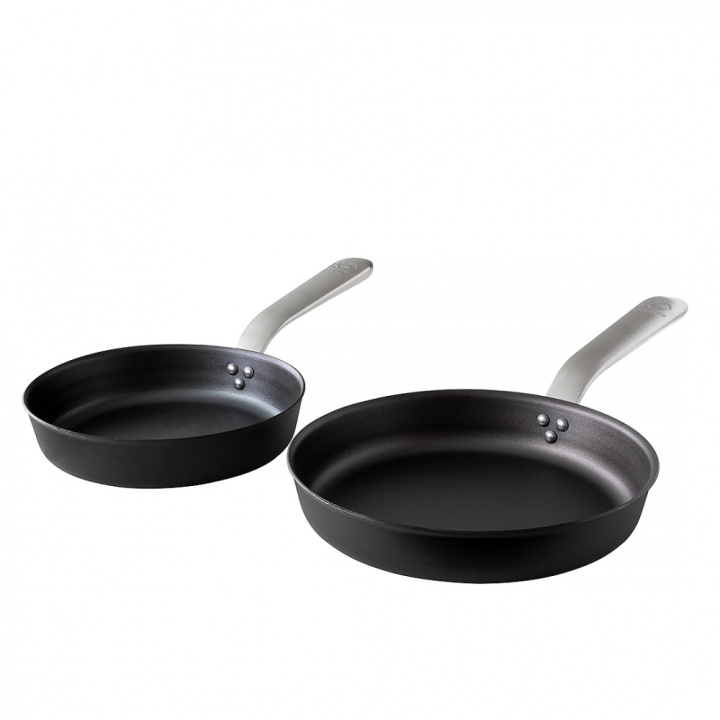 Set with frying pans with ergonomic handles, 24 cm and 28 cm in the group at Kockums Jernverk AB (SET0038)